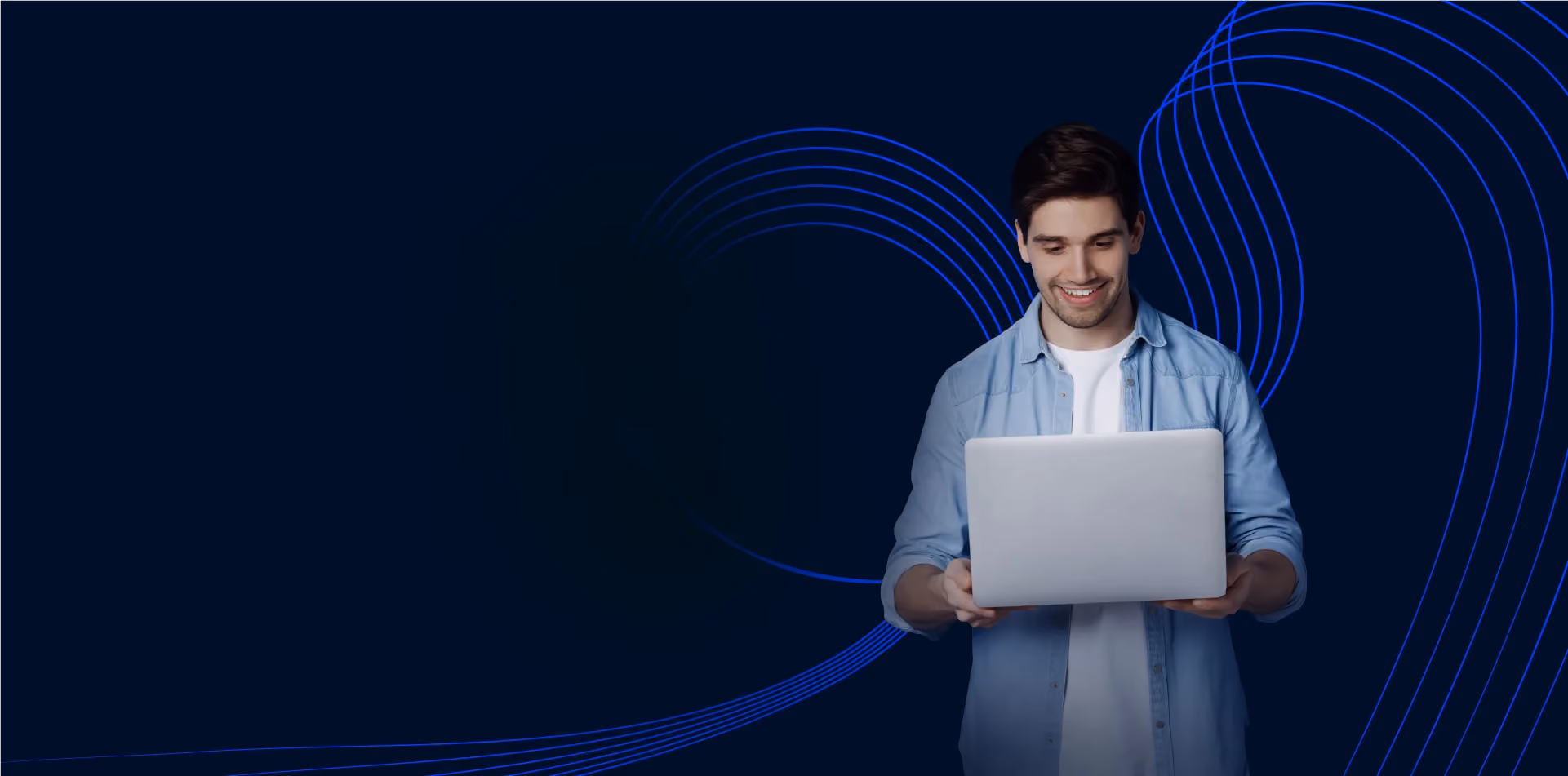 Homem sorrindo usando notebook