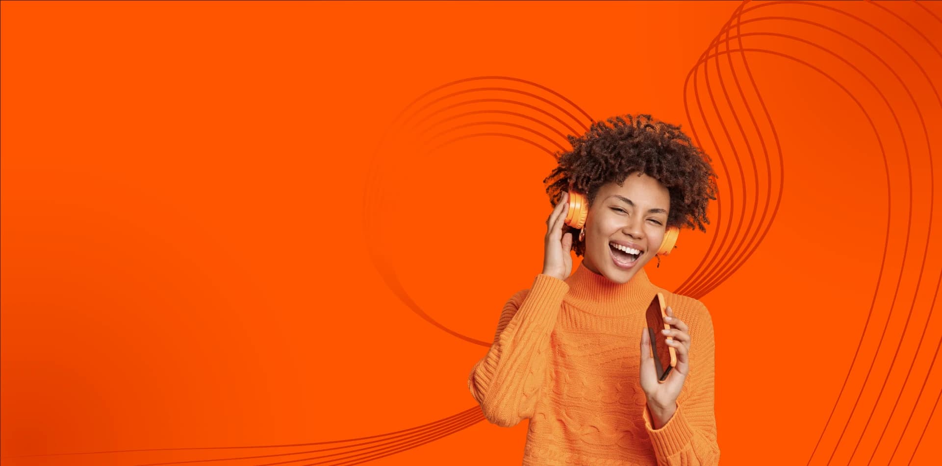 Mulher sorrindo com fone de ouvido segurando o celular